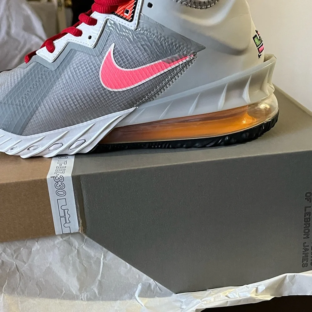 Brand New men’s 8.5 LABRON JAMES TOON SQUAD..
Light smoke grey multi color - Picture 7 of 11